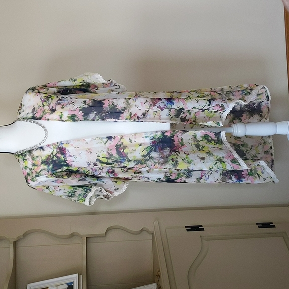 Chic Happens Floral Semi-Sheer Beach Swim Cover Up Medium - Picture 9 of 16